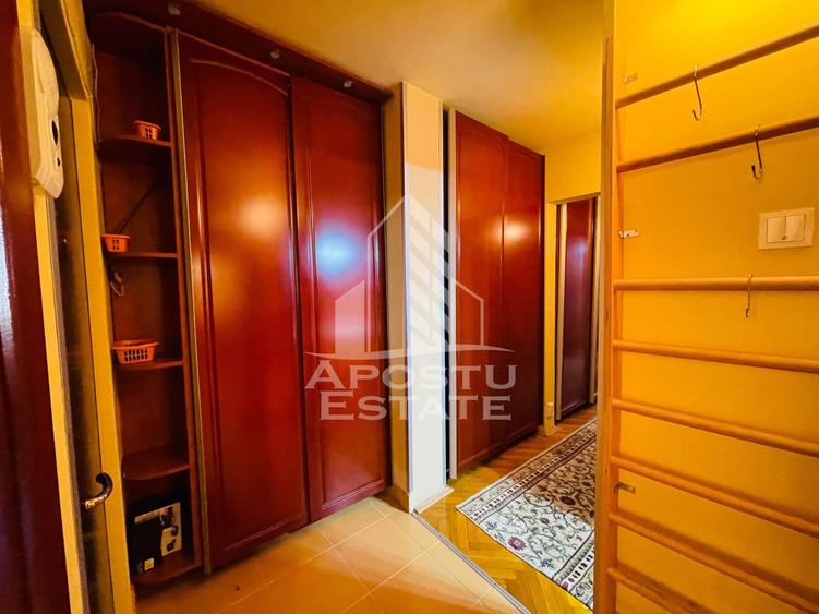 Apartament cu 3 camere decomandat în Miron Costin