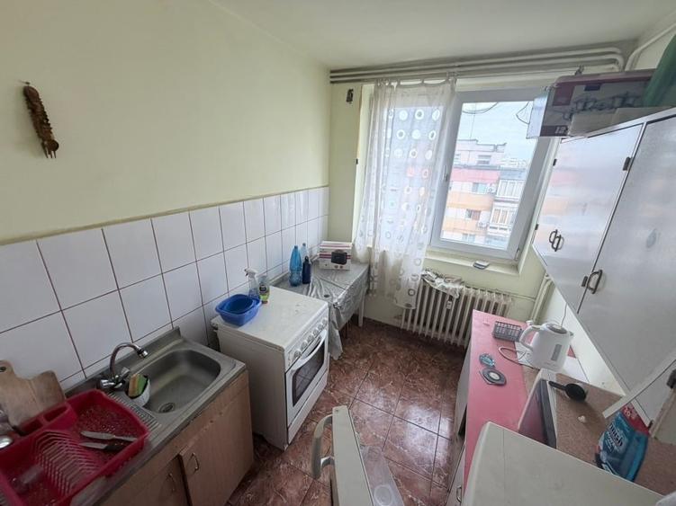 Apartament cu 3 camere semidecomandat, mobilat în Lujerului