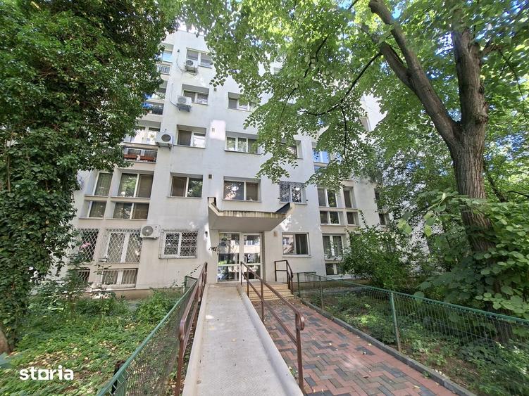 Apartament cu 3 camere semidecomandat, mobilat în Titan