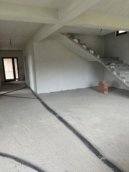 Casă cu 4 camere în Crăciunești