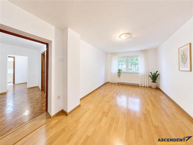Apartament cu 3 camere decomandat, mobilat în Tractorul