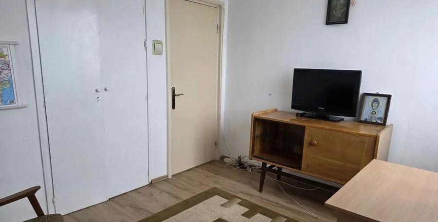 Apartament cu 3 camere semidecomandat în Drumul Taberei