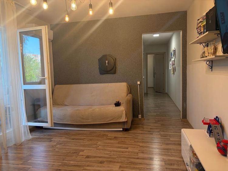 Apartament cu 3 camere semidecomandat, mobilat în Alexandru Obregia
