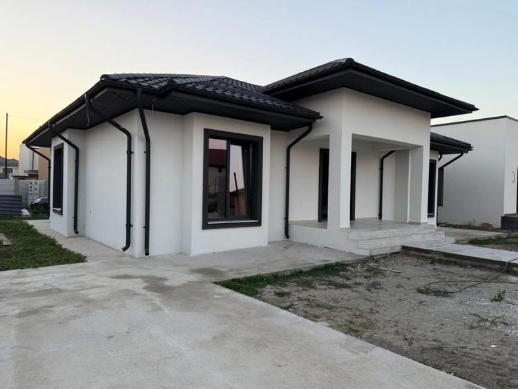 Casă individuală cu 4 camere cu Canalizare în Malu Mare