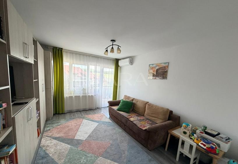 Apartament cu 2 camere semidecomandat, mobilat în Baciu
