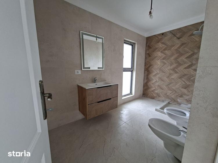 Casă cu 5 camere cu Teren 250 Mp în Micești