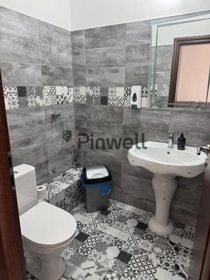 Casă individuală cu 8 camere cu Canalizare în Nord