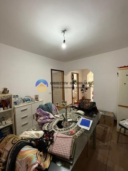 Apartament cu 4 camere semidecomandat în Precista
