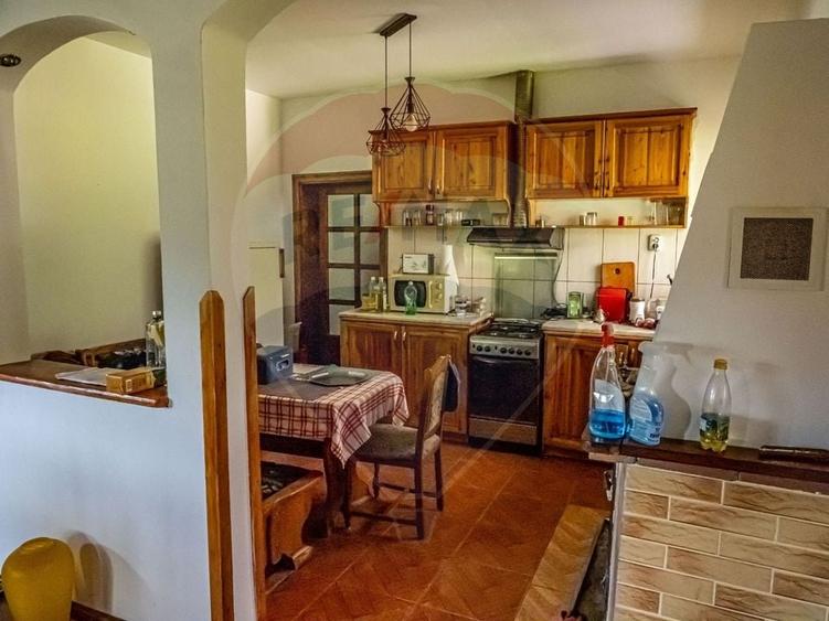 Casă individuală cu 20 camere cu Teren 10330 Mp în Central