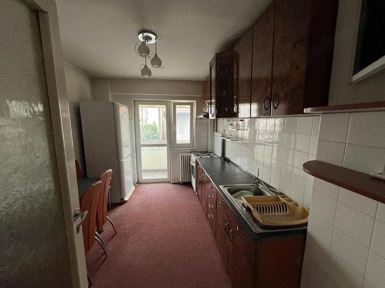 Apartament cu 3 camere decomandat în Torontalului