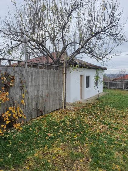 Casă cu 2 camere cu Teren 2400 Mp în Stâncești