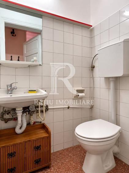 Apartament cu 3 camere semidecomandat, mobilat în Central