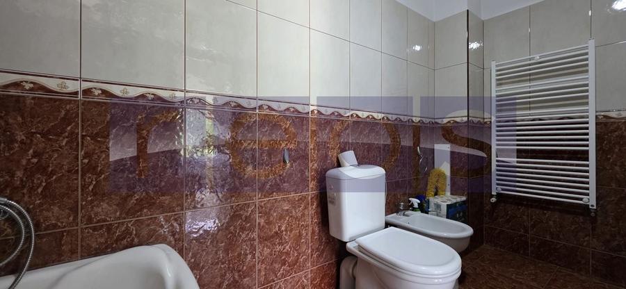 Casă individuală cu 7 camere cu Canalizare în Vatra Luminoasă