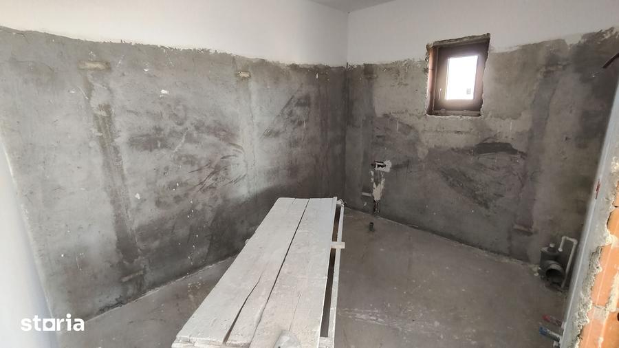 Casă cu 5 camere cu Teren 492 Mp în Glina