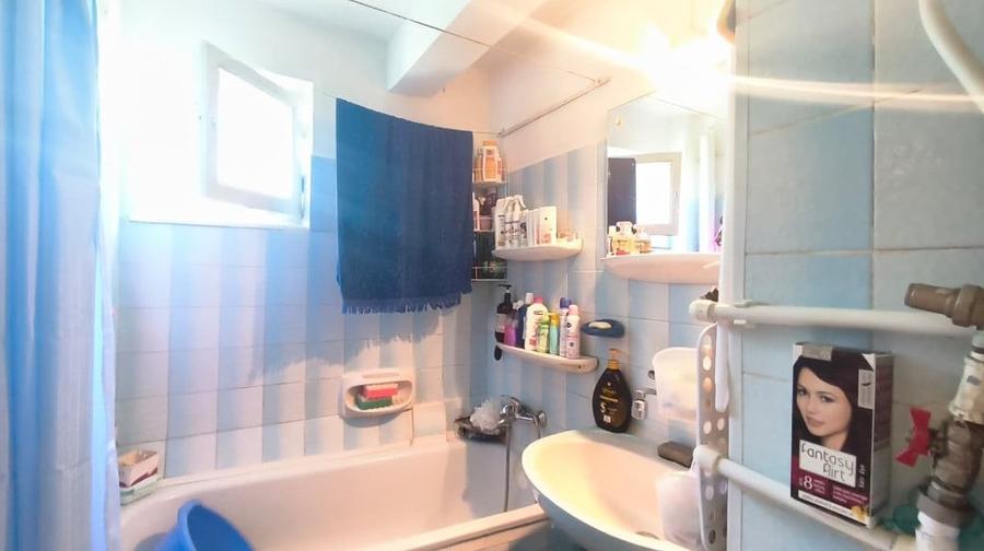 Apartament cu 3 camere semidecomandat în Gojdu