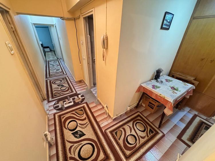 Apartament cu 4 camere decomandat în Casa de Cultură