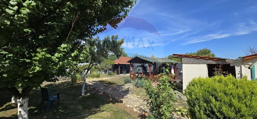 Casă individuală cu 8 camere cu Teren 650 Mp în Central