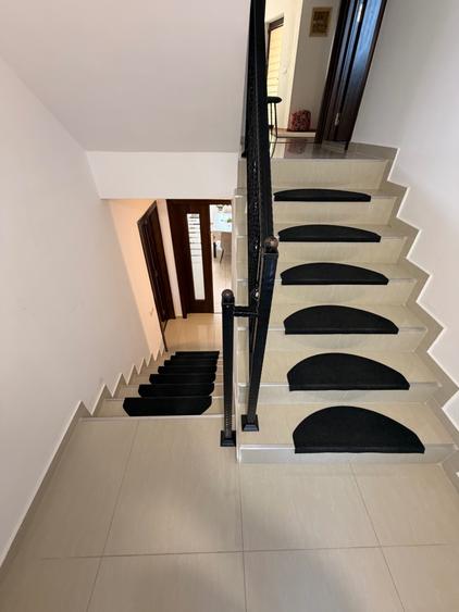 Casă individuală cu 6 camere cu Garaj în Berceni