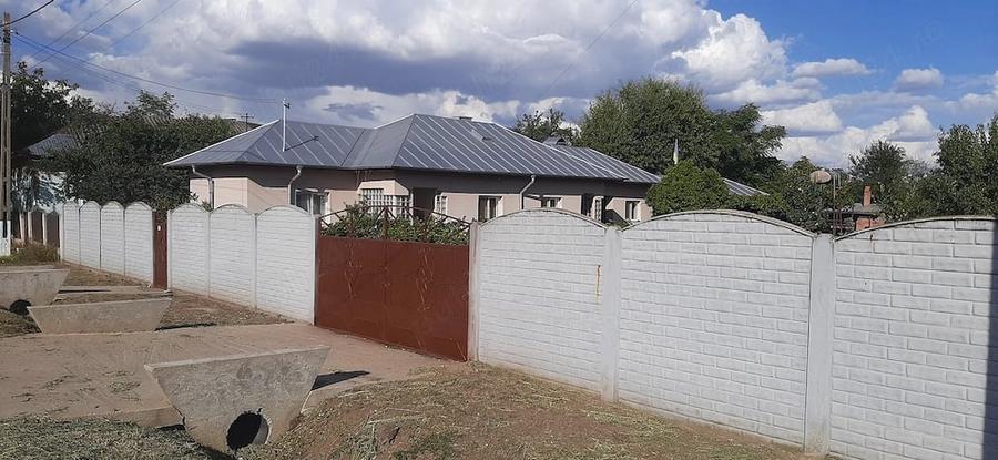 Casă cu 4 camere cu Teren 2330 Mp în Ionașcu