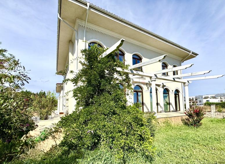 Casă individuală cu 8 camere cu Canalizare în Băneasa