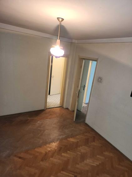 Apartament cu 3 camere semidecomandat în 1 Mai