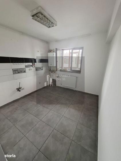 Apartament cu 3 camere decomandat în Metalurgiei