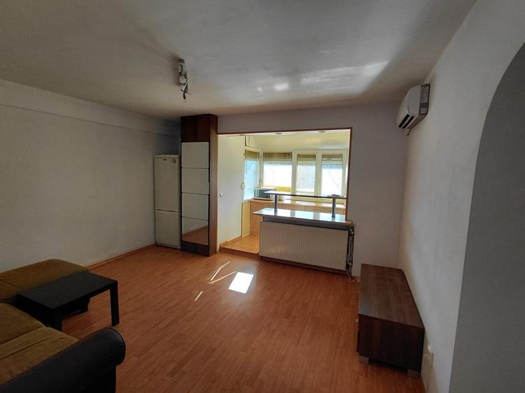 Apartament cu 3 camere semidecomandat în Central