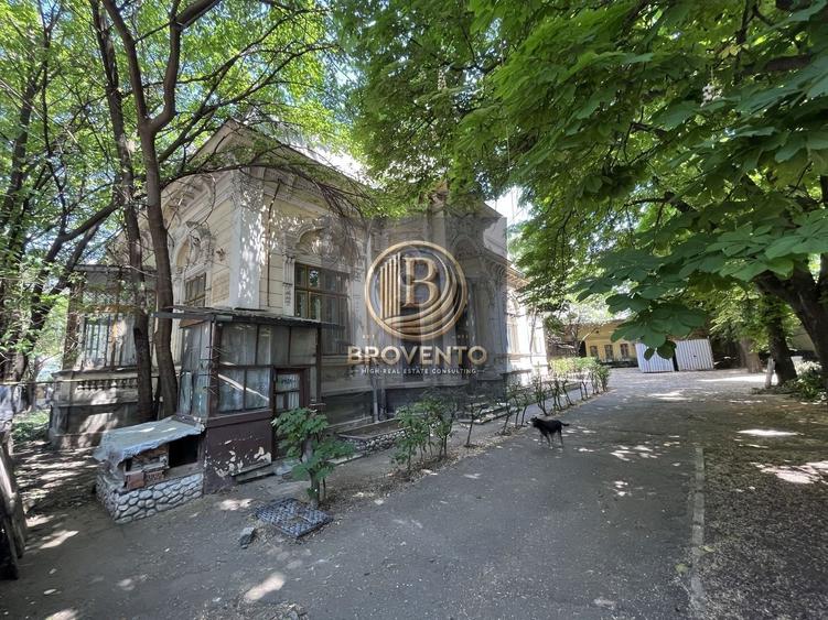 Casă individuală cu 15 camere cu Canalizare în Central