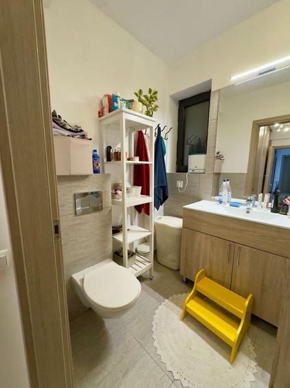 Apartament cu 3 camere semidecomandat, mobilat în Băneasa