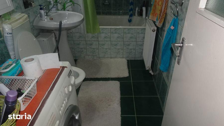 Apartament cu 3 camere decomandat în Scărișoara