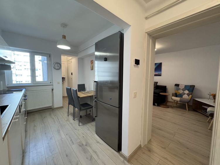 Apartament cu 3 camere decomandat, mobilat în