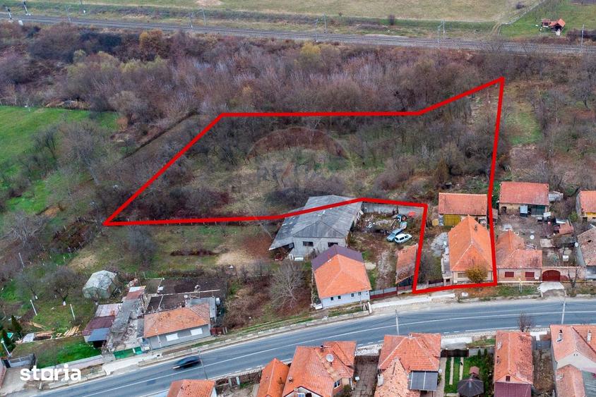 Casă cu 4 camere cu Teren 7139 Mp în Central
