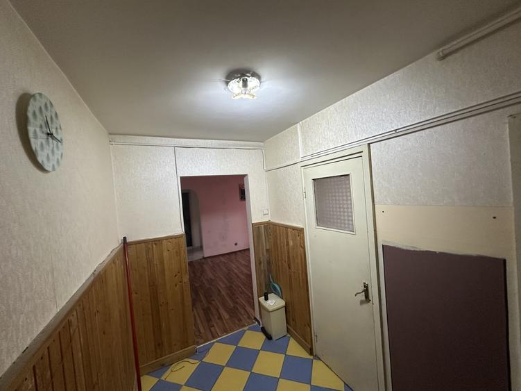 Apartament cu 3 camere semidecomandat în Berceni