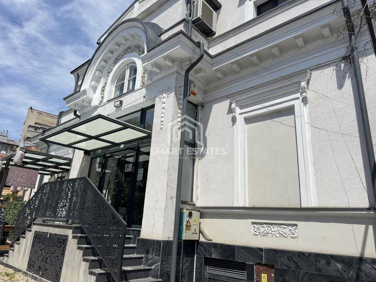Casă individuală cu 10 camere cu Canalizare în Moșilor