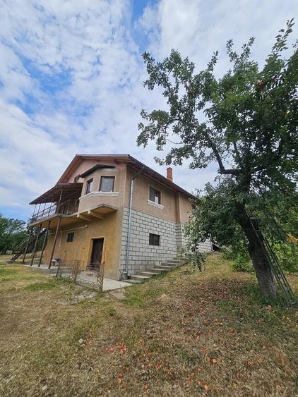 Casă cu 4 camere cu Teren 2000 Mp în Central