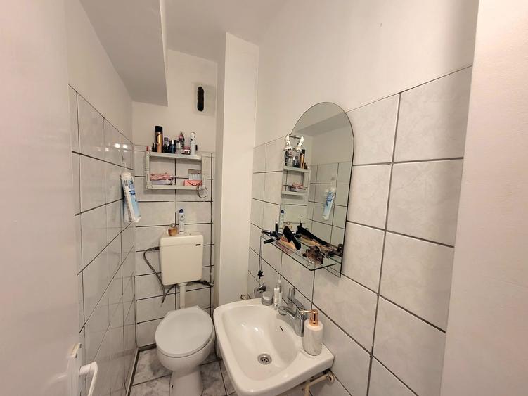 Apartament cu 3 camere decomandat în Calea București