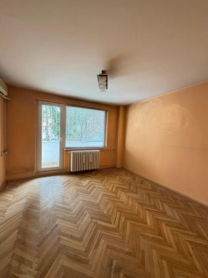Apartament cu 4 camere semidecomandat în Punctele Cardinale