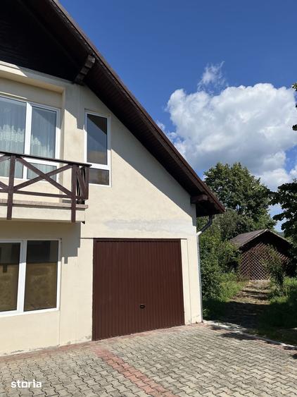 Casă cu 8 camere cu Teren 2530 Mp în Măneciu