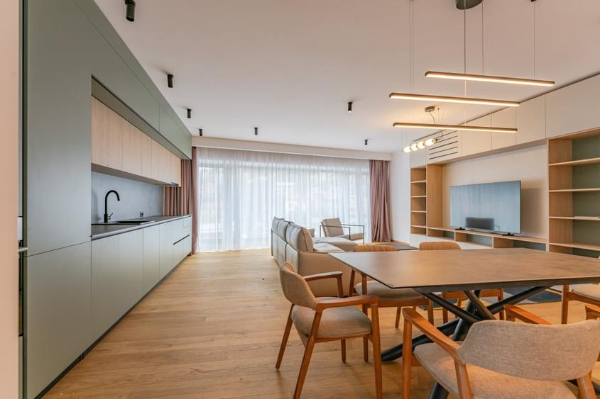 Apartament cu 4 camere decomandat, mobilat în Central