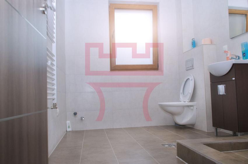 Casă individuală cu 9 camere cu Canalizare în Gilău