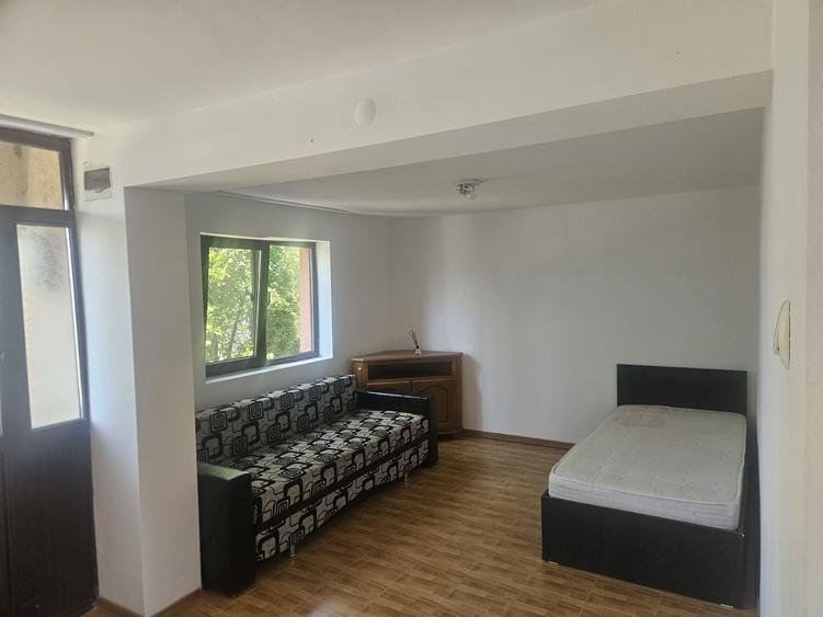 Casă cu 4 camere în Cireșanu
