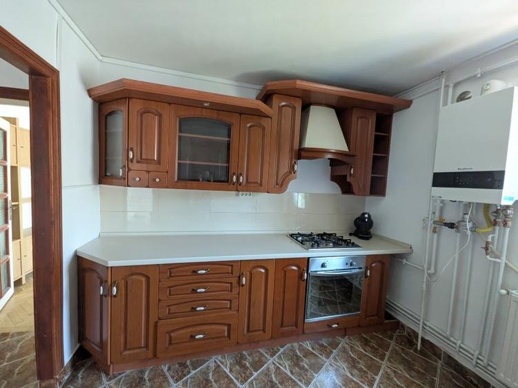 Apartament cu 3 camere semidecomandat, mobilat în Take Ionescu