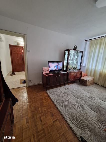 Apartament cu 3 camere semidecomandat în Rovine