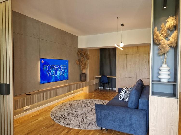 Apartament cu 3 camere semidecomandat, mobilat în Băneasa