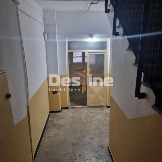 Apartament cu 3 camere semidecomandat în 5 Călărasi