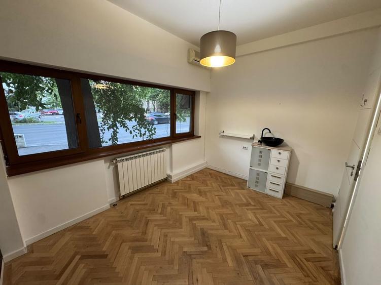 Apartament cu 3 camere semidecomandat în P-ța Victoriei