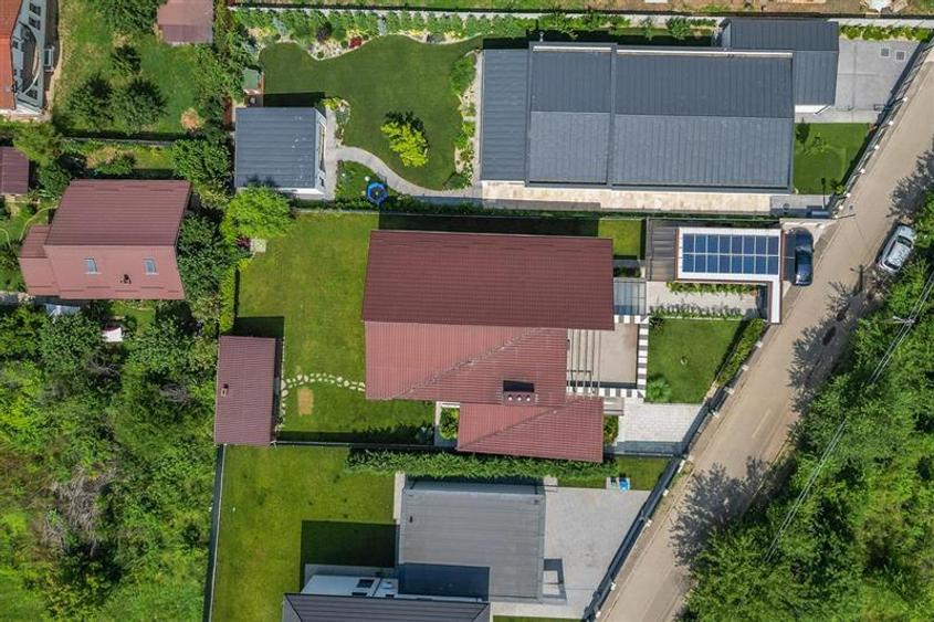 Casă individuală cu 7 camere cu Canalizare în Central