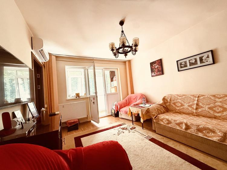 Apartament cu 3 camere semidecomandat în