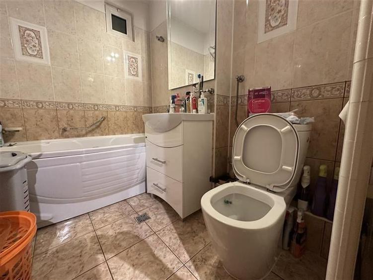 Apartament cu 3 camere decomandat, mobilat în Aradului