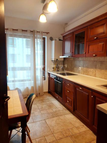 Apartament cu 3 camere semidecomandat, mobilat în Metalurgiei